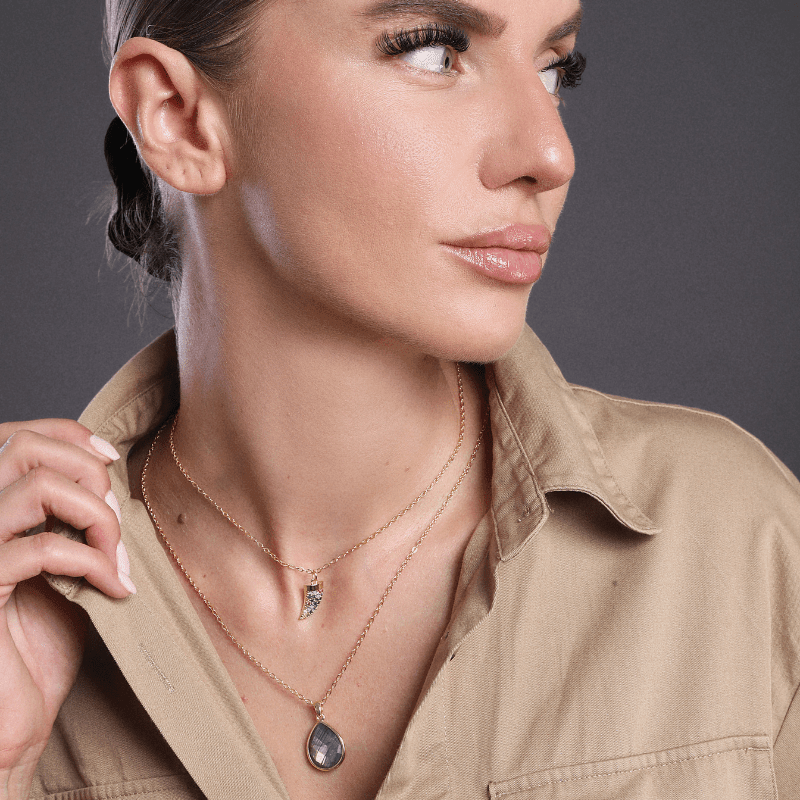 Collana Dorata con Strati di Labradorite e Rodonite “Talismano Rafforzante”