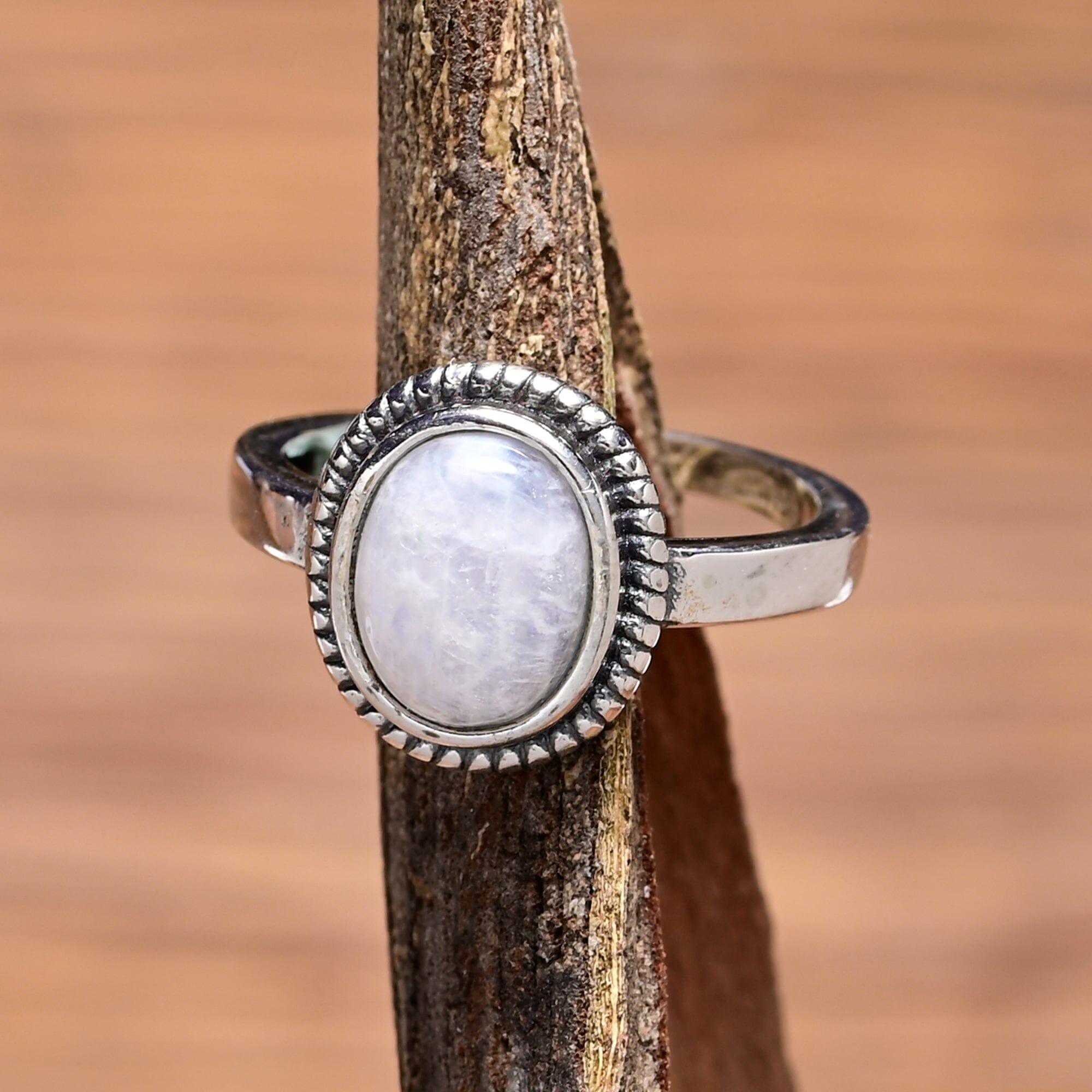 Anello "Mutai" con Pietra di Luna, Eleganza Essenziale