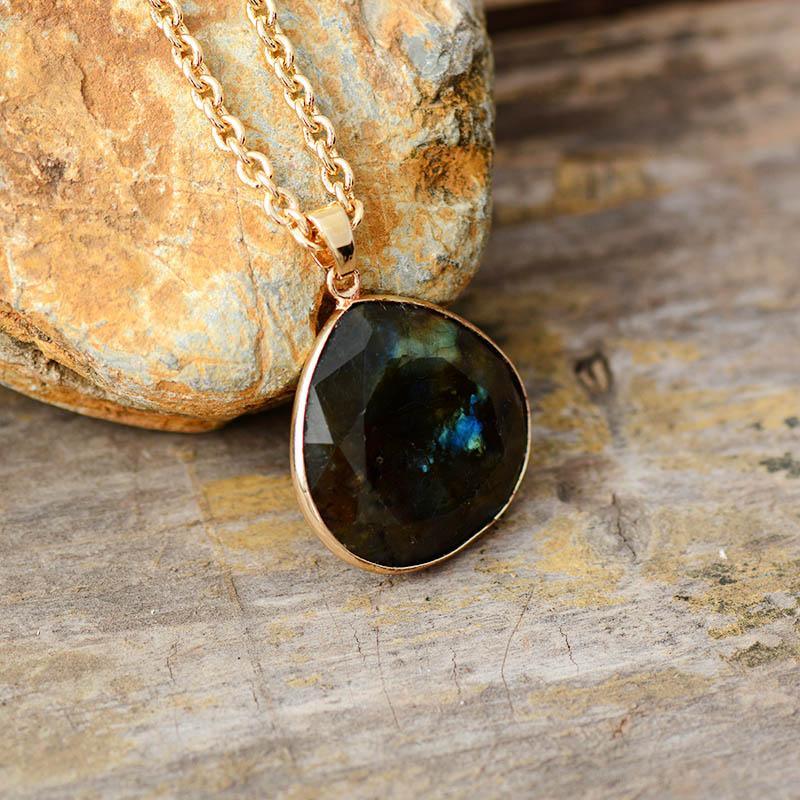 "Riflessi Cosmici" Collana Pendente in Labradorite