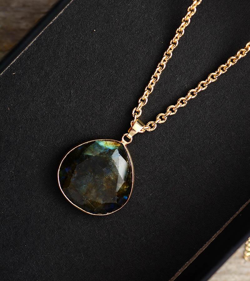 "Riflessi Cosmici" Collana Pendente in Labradorite