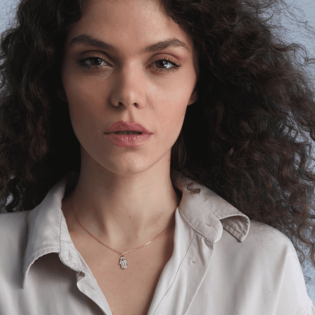 Collana "Fortuna Floreale" con Ciondolo Hamsa in Turchese e Oro