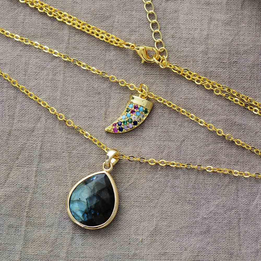 Collana Dorata con Strati di Labradorite e Rodonite “Talismano Rafforzante”