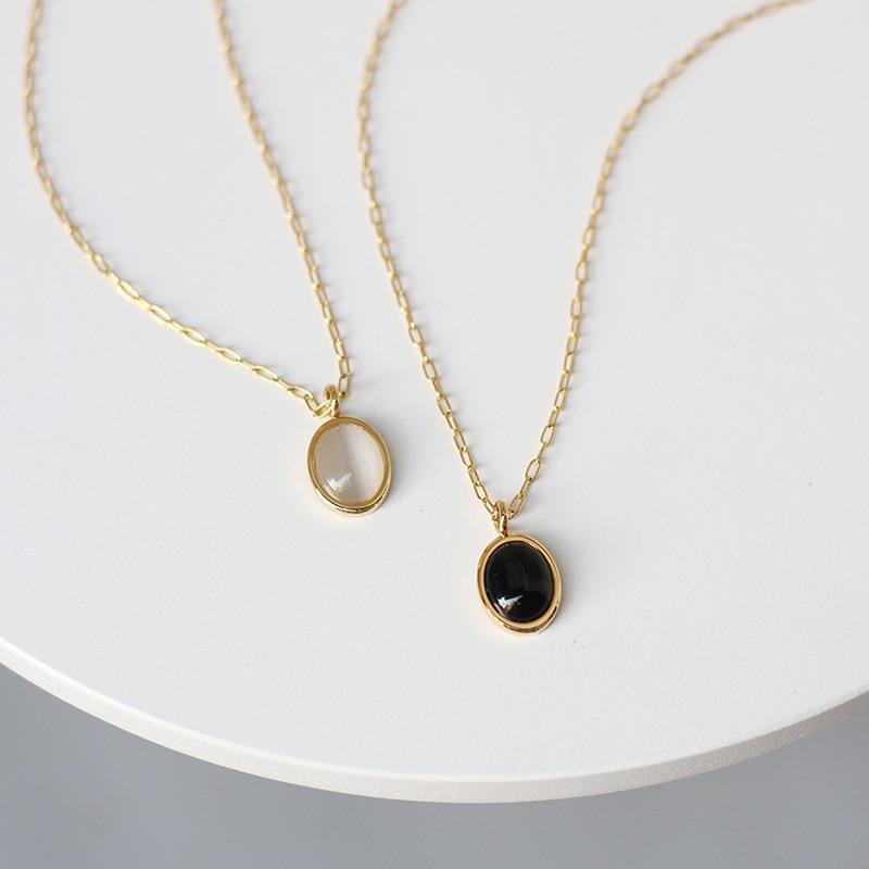 Collana "Equilibrio Universale" con Pendente Yin-Yang in Opale Bianco e Nero