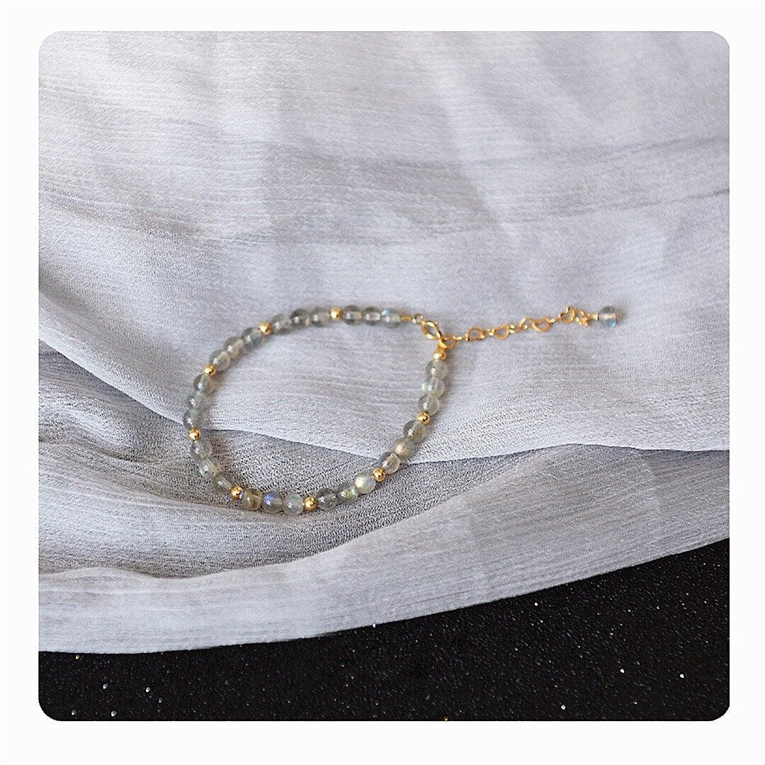 Braccialetto "Eleganza Elevata" con Perle di Labradorite Grigia