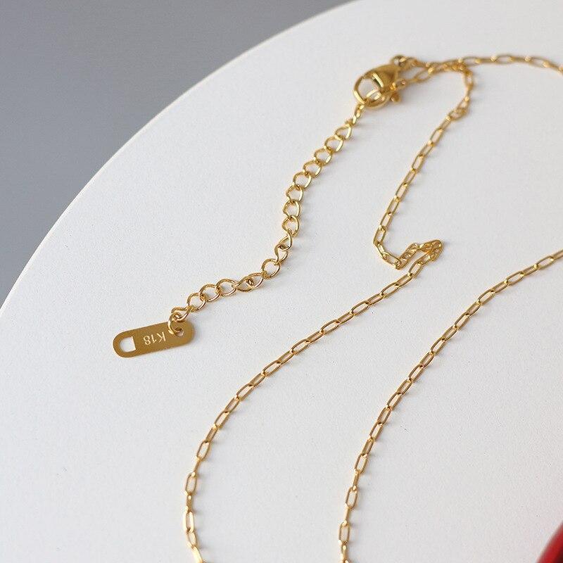 Collana "Equilibrio Universale" con Pendente Yin-Yang in Opale Bianco e Nero