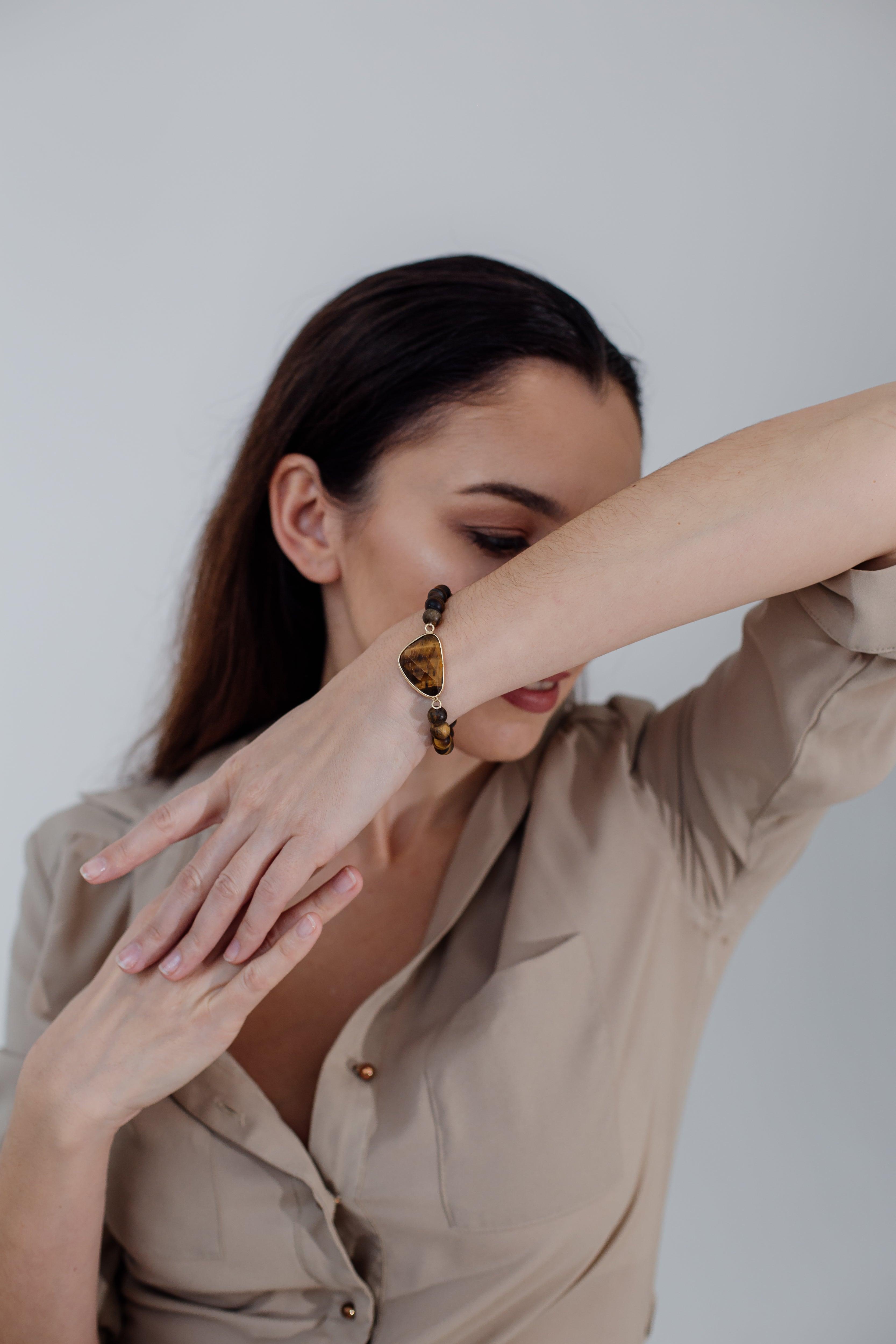 Braccialetto "Essenza Divina" in Occhio di Tigre con Perline