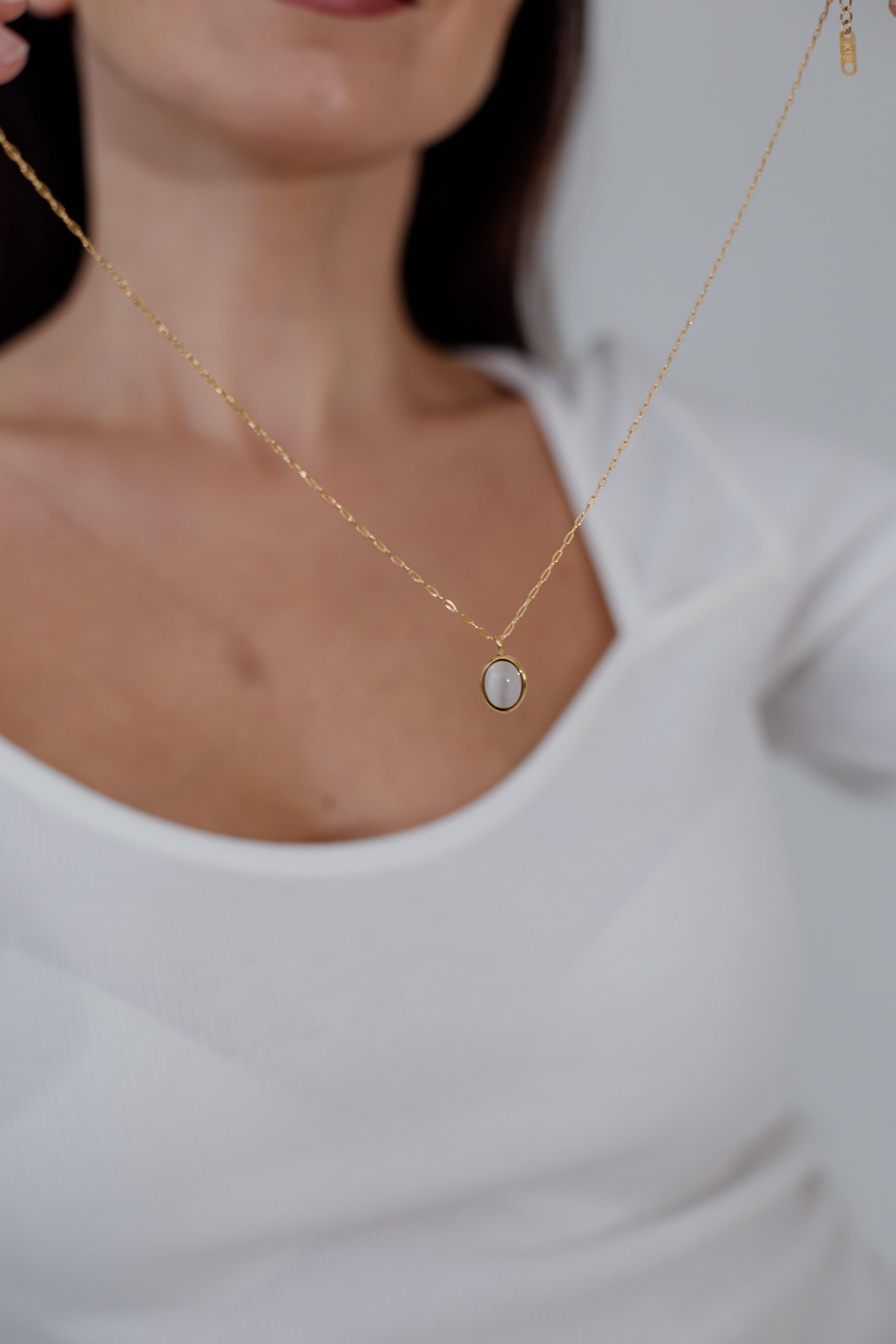 Collana "Equilibrio Universale" con Pendente Yin-Yang in Opale Bianco e Nero