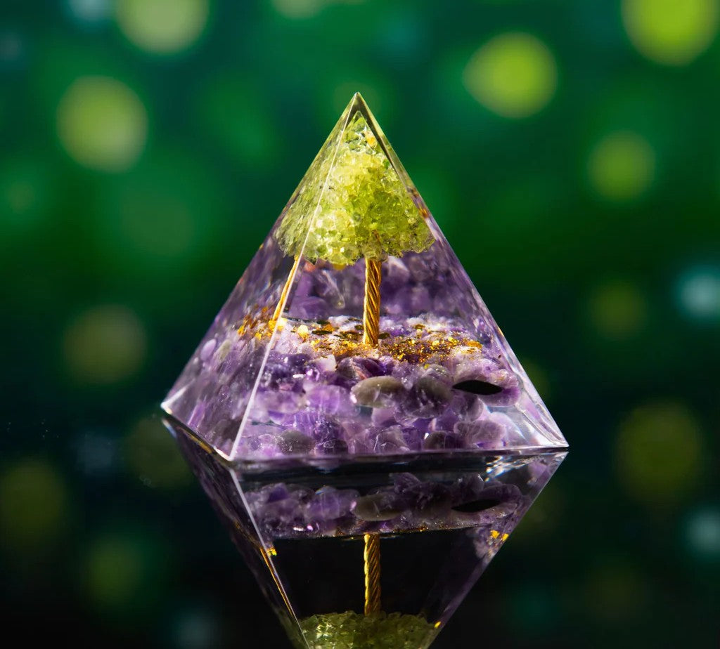 Piramide di orgonite con albero della vita in peridoto e ametista