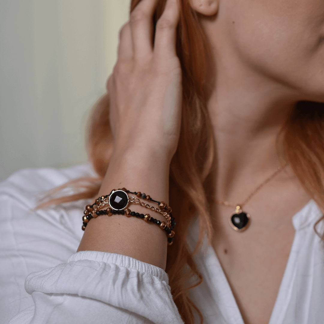 Bracciale "Aura Benefica" con Perline Dorate in Onice Nera