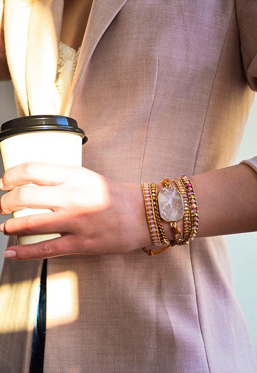 Bracciale dorato con quarzo rosa elegante